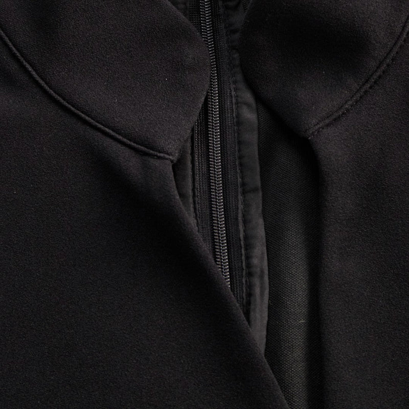 Marina | Vestido negro refinado con cinturón y cuello mandarín