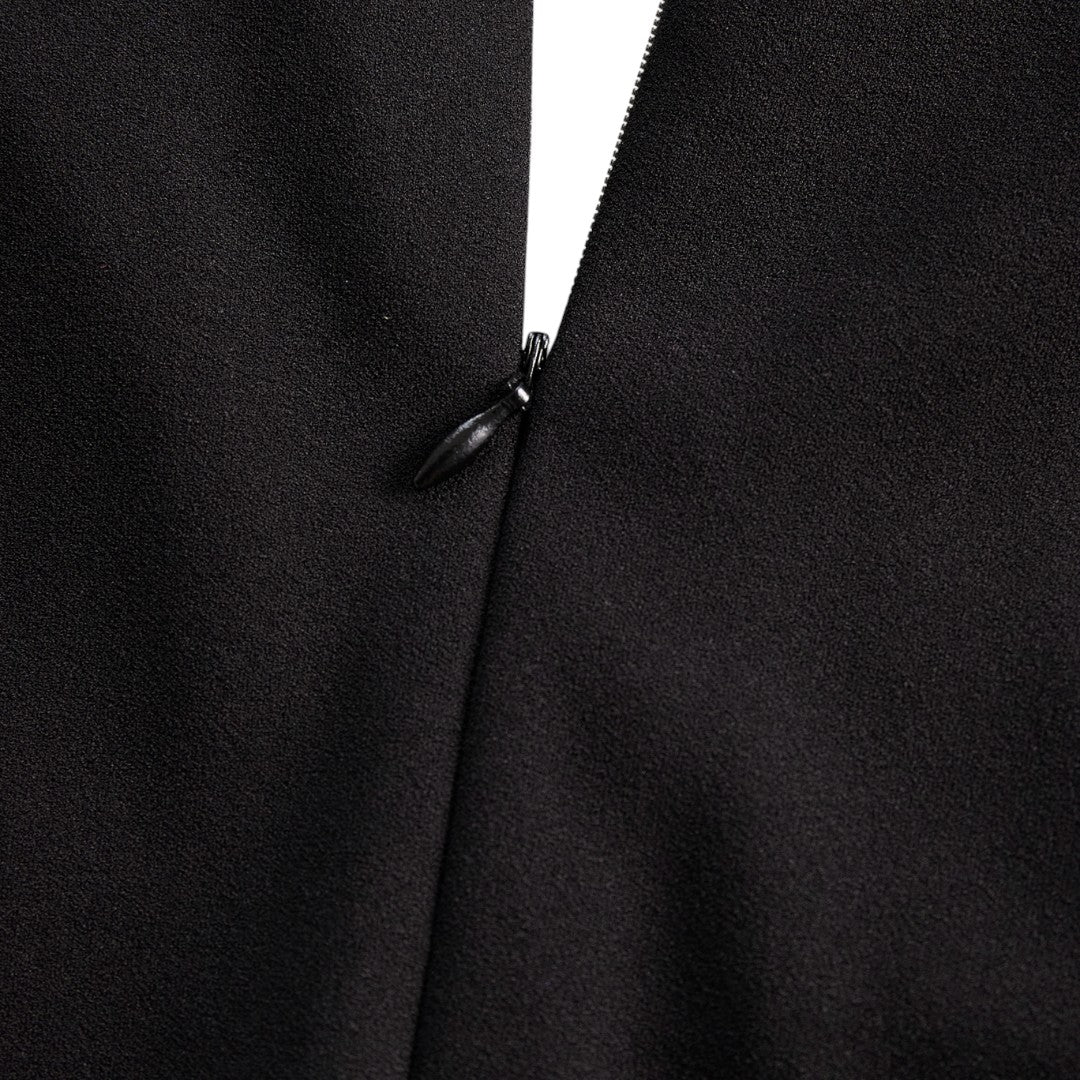 Marina | Vestido negro refinado con cinturón y cuello mandarín